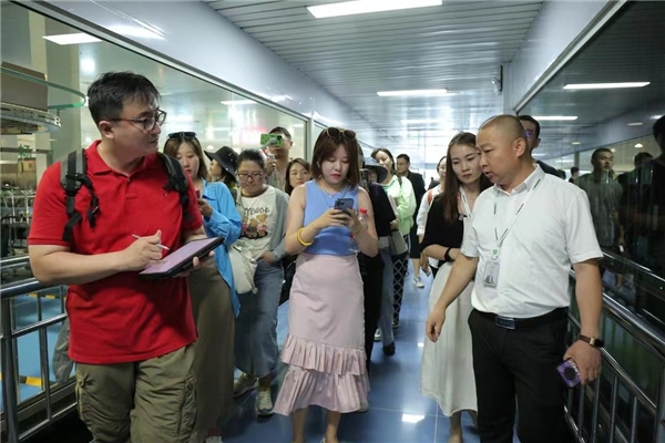 沙漠腹地的生命奇跡 蒙牛打造綠色可持續發展新模式