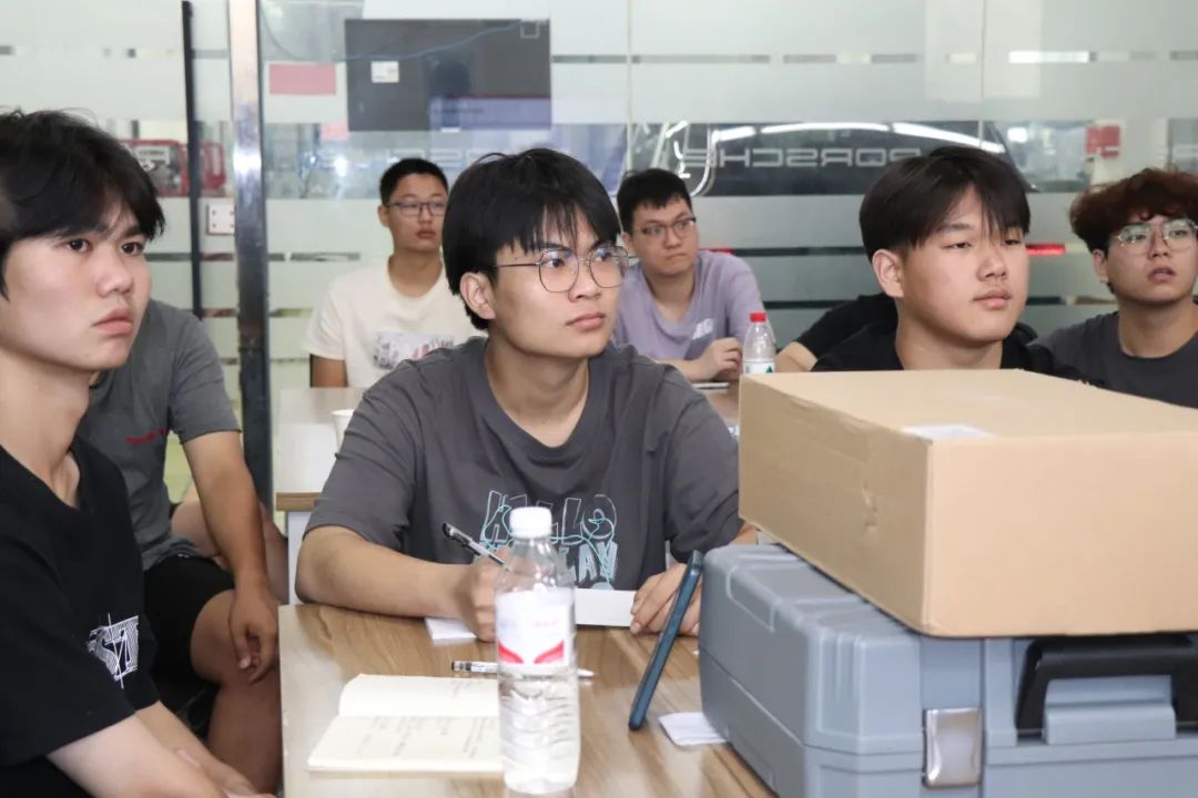 保時(shí)捷品質(zhì)實(shí)習(xí)生項(xiàng)目機(jī)電集訓(xùn)及銅級(jí)測(cè)評(píng)在上海博世汽車職業(yè)技術(shù)培訓(xùn)學(xué)校順利舉行