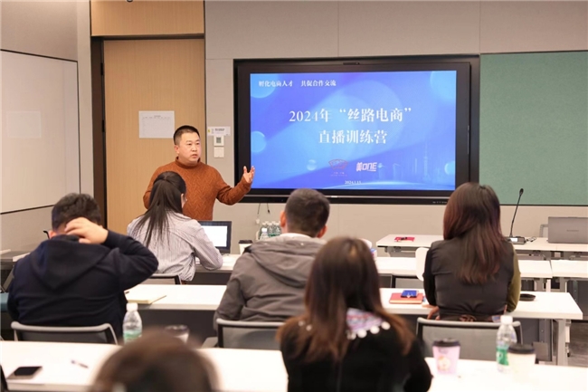 李佳琦直播團隊助力浦東萬祥直播訓練營，點亮“絲路電商”新未來