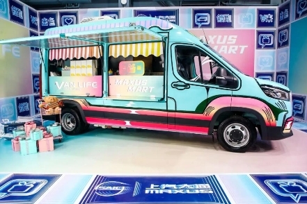 駕駛上汽大通MAXUS Vanlife官方定制輕客，暢享輕創(chuàng)業(yè)的自由人生