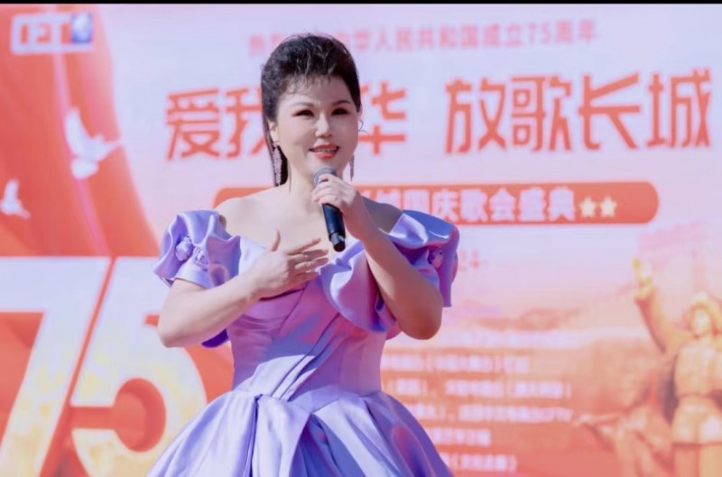 周燕君在長城唱響歌曲《祖國啊我親愛的祖國》 獻禮新中國75周年華誕