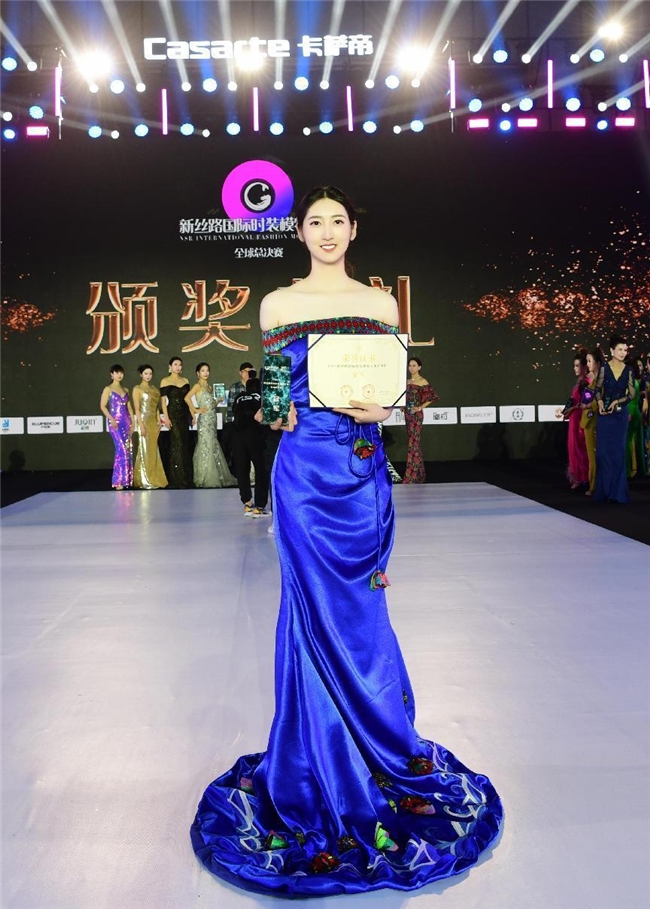 海師大學生彭唯萱榮獲新絲路國際時裝模特大賽全球總決賽T臺冠軍