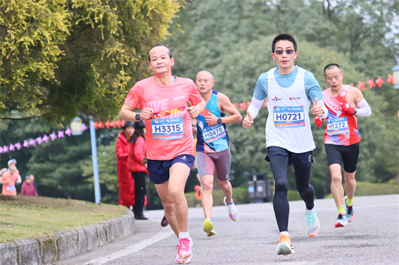 選手暢快開跑。長壽湖景區供圖 華龍網發