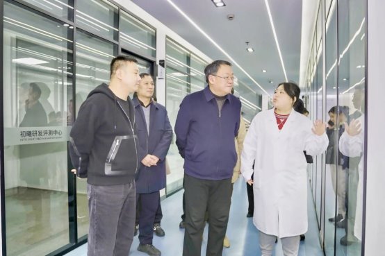 如皋市政協主席張元健走訪初曦產業園，鼓勵企業持續創新發展