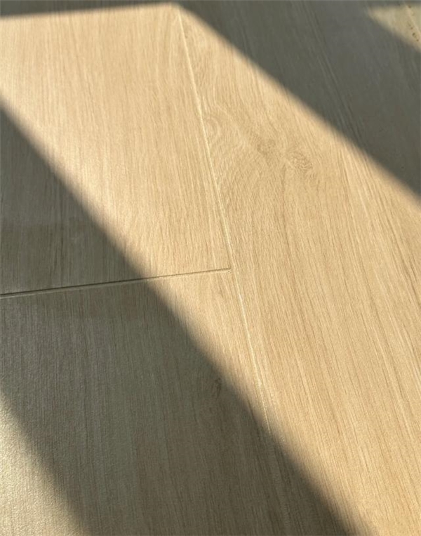 美縫劑十大品牌：木紋磚為什么要選老頑固美縫?品質(zhì)與美觀的雙重保障