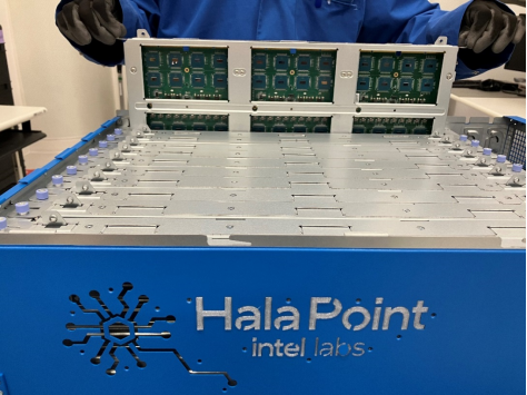 英特爾全新神經擬態系統Hala Point，有望降低AI應用能耗，推進實時持續學習