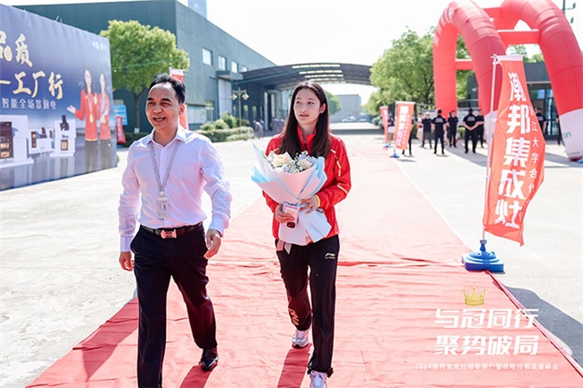 跳水冠軍張蕊走進潮邦工廠，共鑒品質與美味的融合，助力潮邦智能全場景廚電！