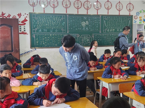 彼邑公益行-帶著AI繪畫課堂來到貴州山區以麥小學