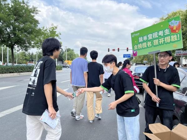 益禾堂高考后援站送清涼，伴考生共赴金榜之約