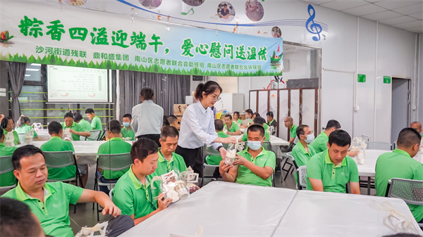 圖③節(jié)日禮物派送.jpg