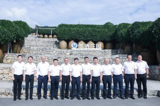 汾酒集團(tuán)與郎酒莊園交流互鑒，共謀中國酒業(yè)高質(zhì)量發(fā)展