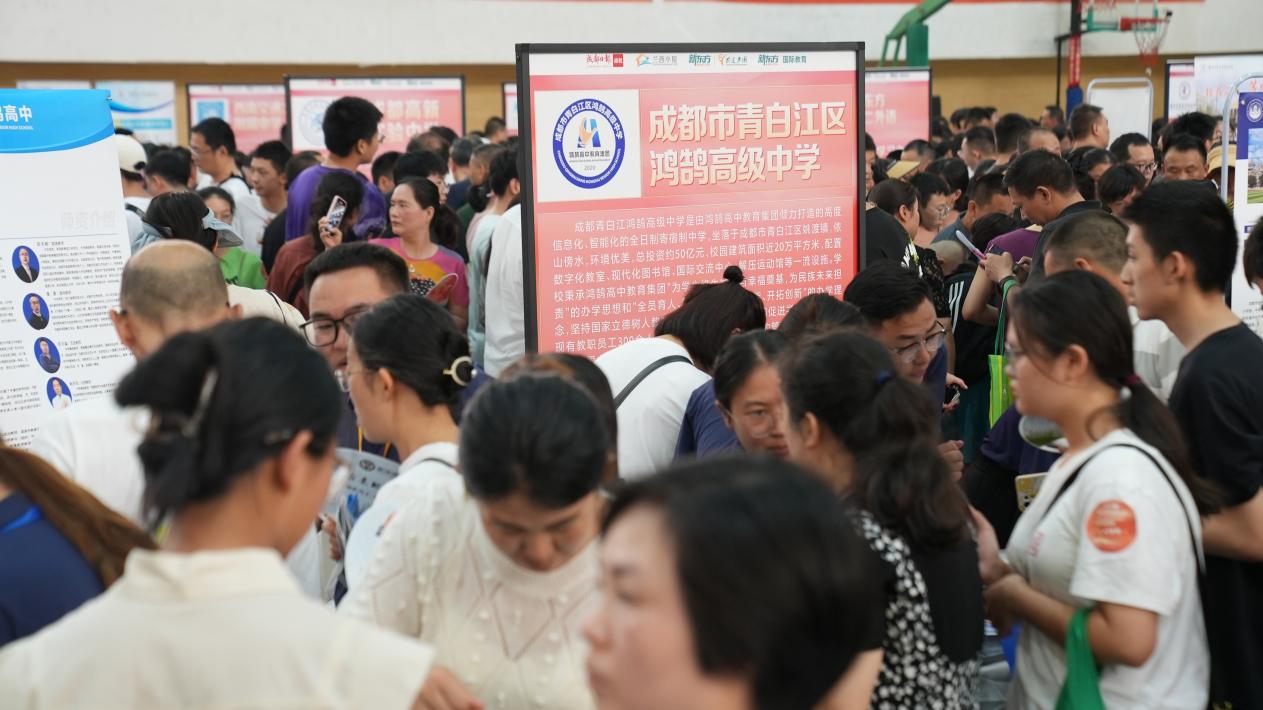 數千名家長學生現場“問招” ，鴻鵠高中亮相中招展會，現場火熱！