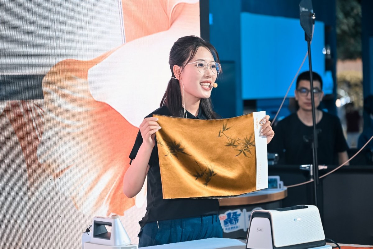 卡薩帝攜手中國絲綢協會，打造專業級絲綢護衣體驗