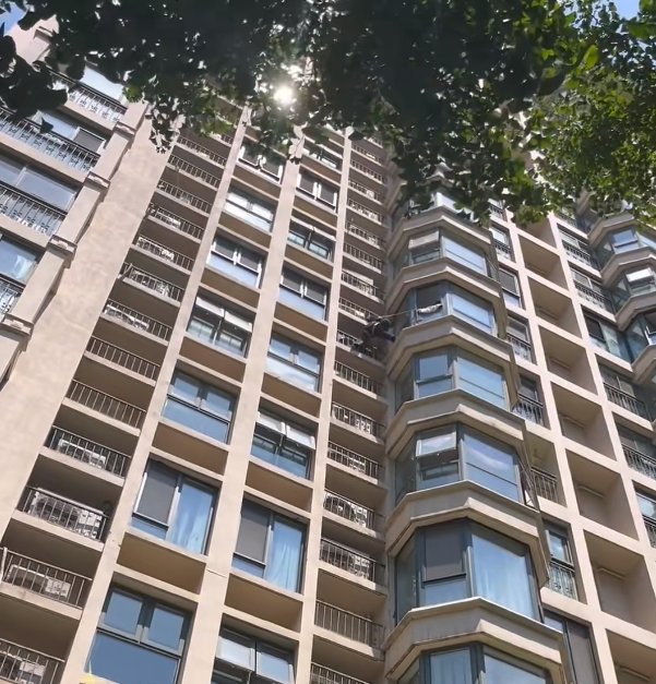 空調(diào)墻上頻現(xiàn)“高空超人”！海爾空調(diào)：他們是清涼英雄