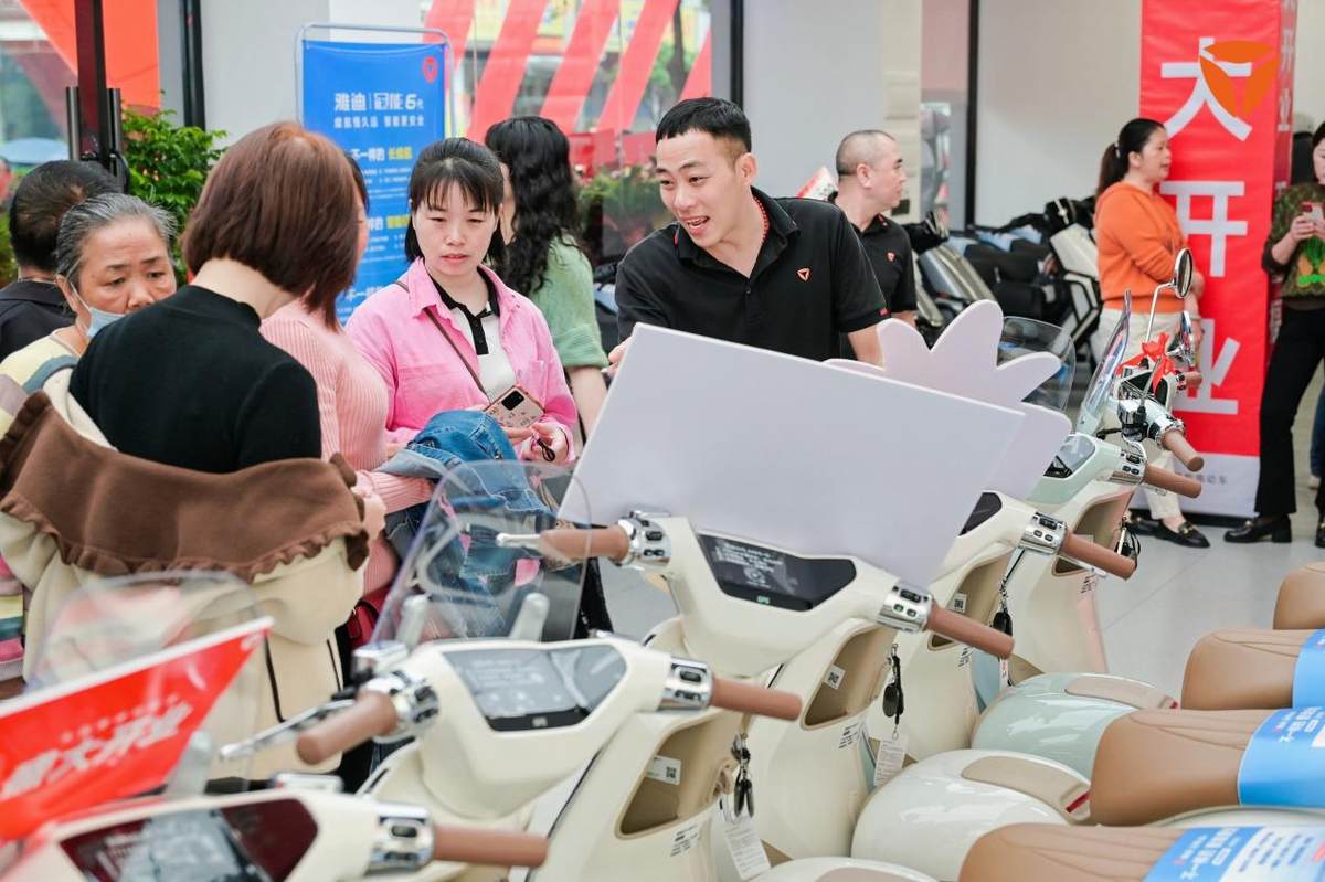 “接娃神器”走俏開學季！雅迪電動車熱銷全球