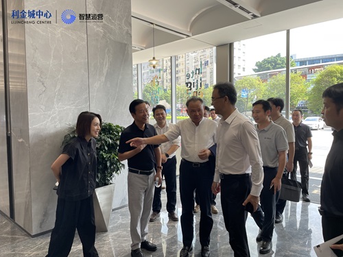 龍華區委常委、副區長王殿甲一行蒞臨利金城中心調研交流