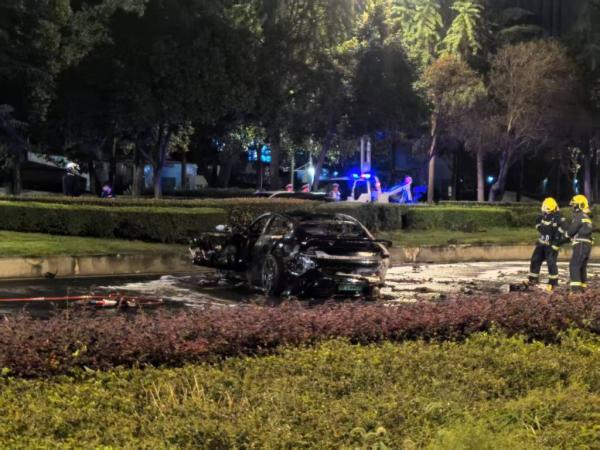 一輛小米SU7高速行駛碰撞后起火，目擊者稱多人“拳打腳踢”未能打開車門