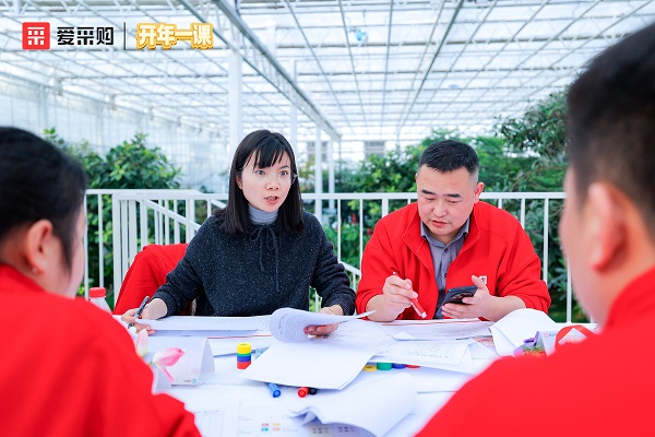 學員們積極參與沙盤推演活動.jpg