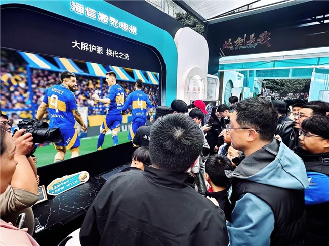 世俱杯獎杯遇上激光電視：重慶解放碑上演科技足球雙C位