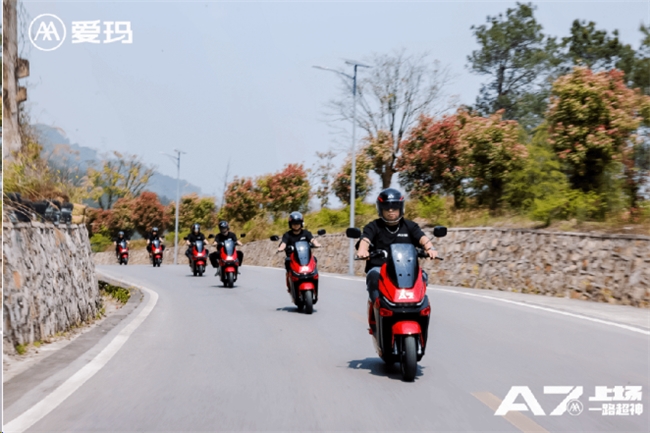 極速全地形、售價5999！愛瑪A7Ultra：以極致性能與前瞻設(shè)計，引領(lǐng)男性車品類新潮流！