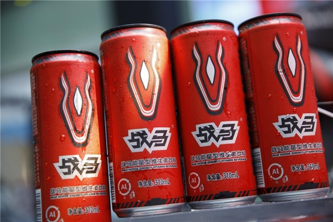 年輕人夏日補充能量必備，能量飲料就選一罐戰馬