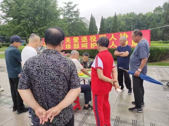 慶祝黨的生日，莊河市關(guān)愛退役軍人協(xié)會，引領(lǐng)德仲中醫(yī)門診給軍人送健康！