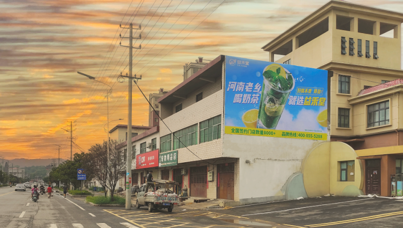 茶飲品牌內卷這么狠？益禾堂開始在鄉鎮刷墻啦！